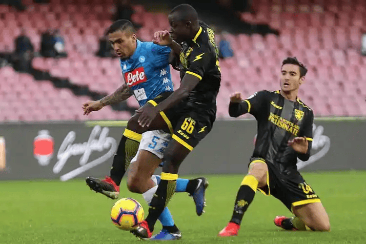 意甲焦点战:那不勒斯VS维罗纳,争冠保级生死局